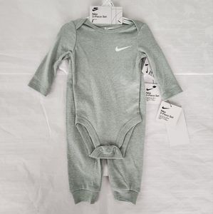 💕✨️NWT Nike baby 3-piece set 2 onesie pants green white 6 months